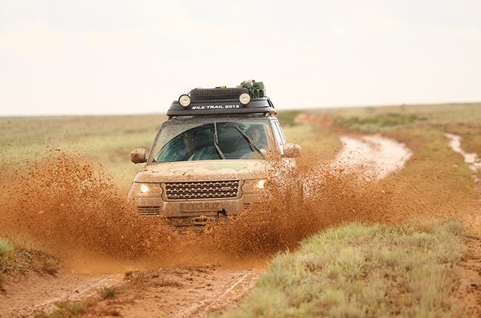 4X4 LAND ROVER qui circule sur un terrain boueux à grande vitesse 